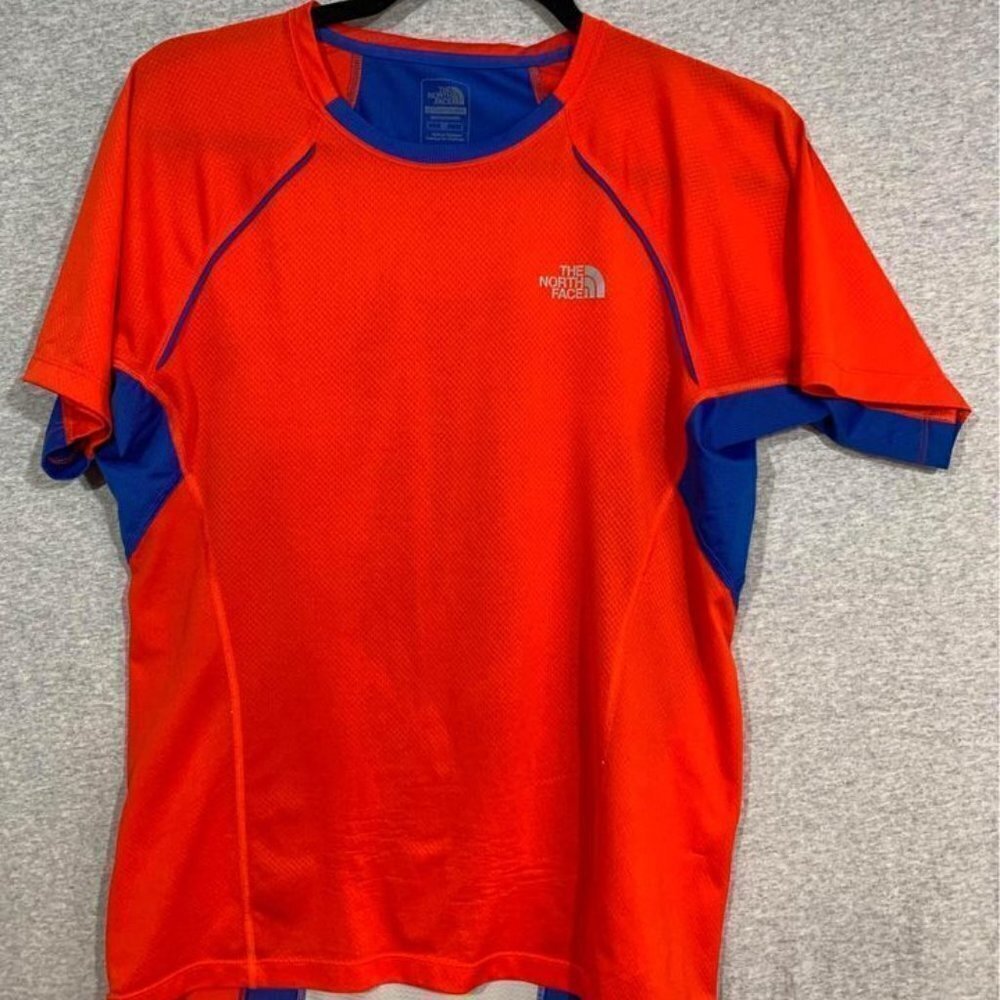 𝅺THE North Face men’s size small. Flash dry active shirt!! Gorgeous!
